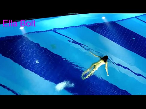 ❤️ No puedo dejar de mirar, joven rubia pillada nadando desnuda en la piscina del complejo ELLA BOLT ❌ Video de porno en es.mysexgamer.ru ❌️