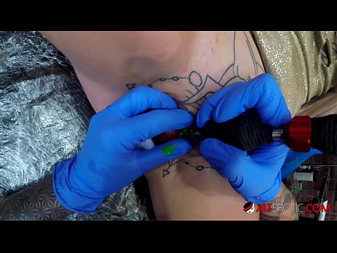 ❤️ Extremadamente tatuado hottie Sully Savage consiguió un tatuaje en su clítoris ❌ Video de porno en es.mysexgamer.ru ❌️
