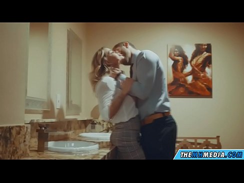 ❤️ Cuando una rubia tetona te seduce en un baño público ❌ Video de porno en es.mysexgamer.ru ❌️